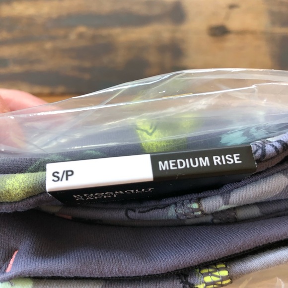 NEW Victoria’s Secret Knockout Capris - Picture 5 of 5